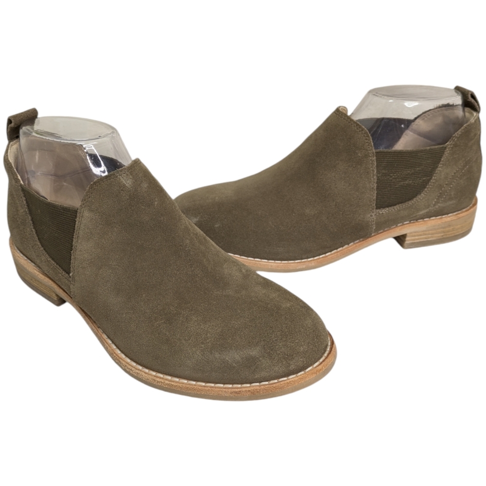 NEW Clarks Edenvale Page Suede Slip On Chelsea booties. Says 8 fits like 7.5